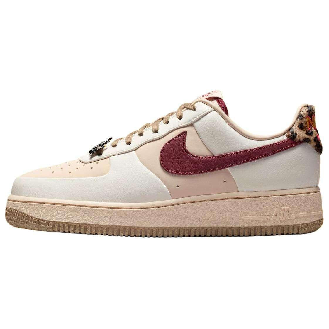 حذاء Nike Air Force 1 بنقشة Leopard وتفاصيل Burgundy.