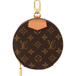 ميدالية Louis Vuitton دائرية بنقشة Monogram الأيقونية.