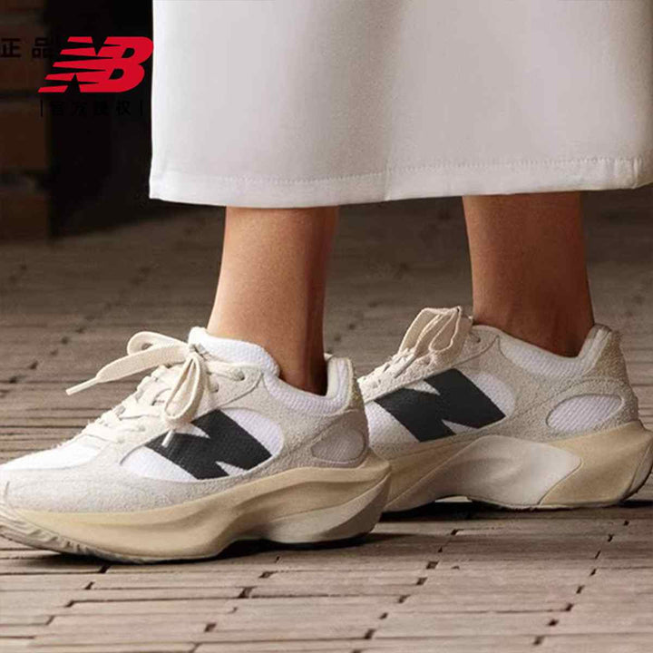 حذاء رياضي من New Balanceحذاء رياضي من New Balance، يأتي بتصميم أنيق وبسيط بلون أبيض مع تفاصيل سوداء بارزة. يتميز بنعل مريح وسميك يضمن الثبات والتوازن أثناء الحركة. يتناسب مع الأنشطة اليوميةسنيكرزNew balanceرفعةحذاء رياضي