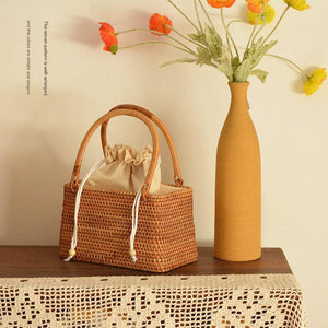 حقيبة يد Handbag من الخوص الطبيعي بتصميم فني يدوي مميز.