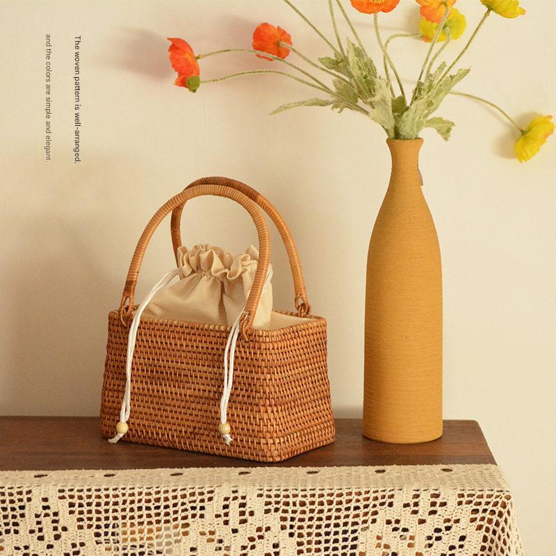 حقيبة يد Handbag من الخوص الطبيعي بتصميم فني يدوي مميز.