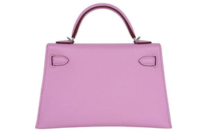 حقيبة Hermès Kelly Mini 2 باللون الوردي المميز.