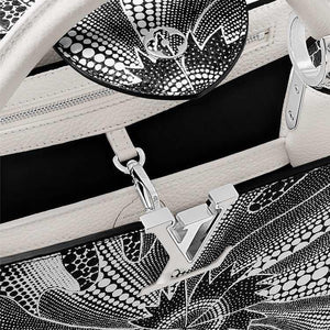 حقيبة يد Louis Vuitton Capucines بنقشة زهور فنية أبيض وأسود.