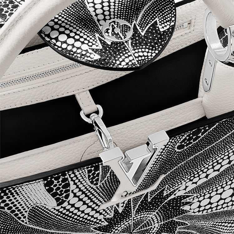حقيبة يد Louis Vuitton Capucines بنقشة زهور فنية أبيض وأسود.