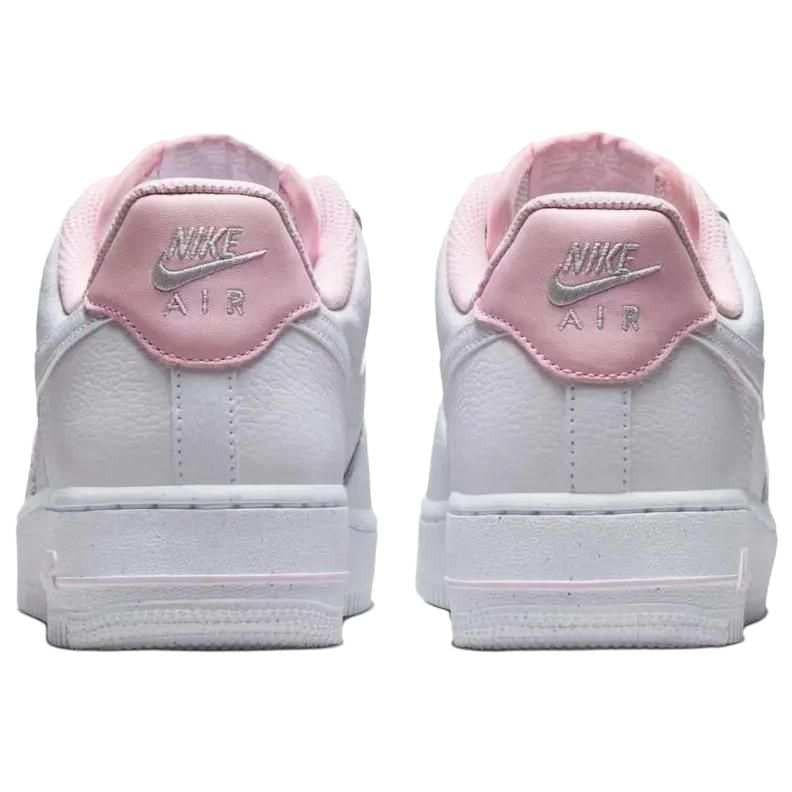 حذاء Nike Air Force 1 أبيض بلمسات وردية ناعمة.