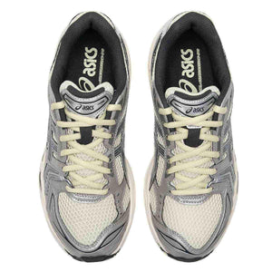 حذاء Asics Gel-Kayano 14 رياضي مريح بلون فضي وبيج.