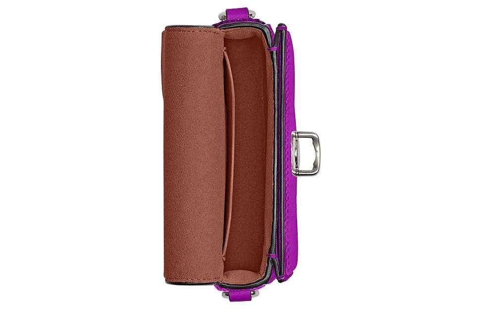 حقيبة Coach Crossbody صغيرة بالترتر الأرجواني.