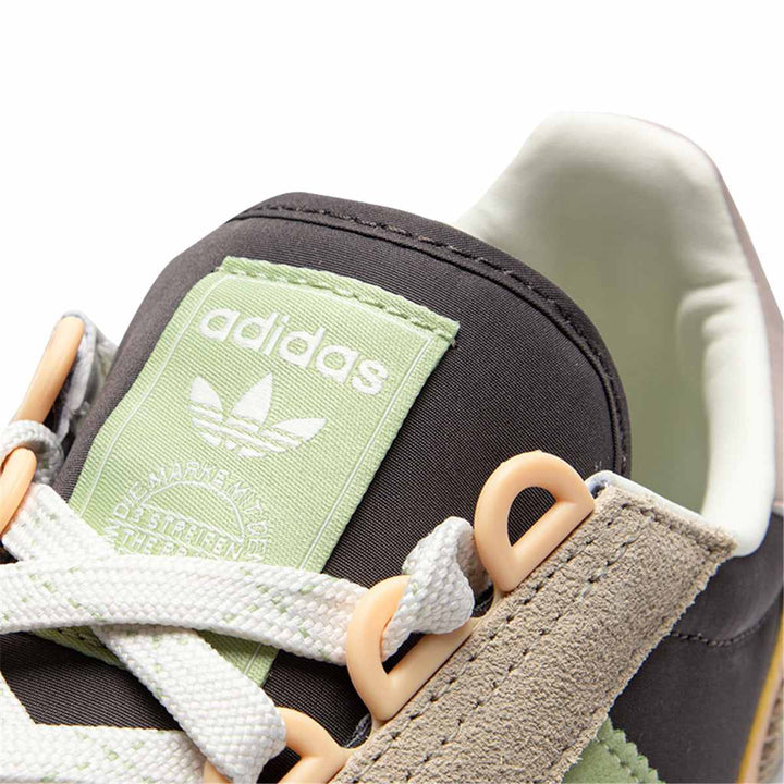 Adidas Clover | حذاء أديداس كلاسيكي بتصميم عصري وتقنية BOOST