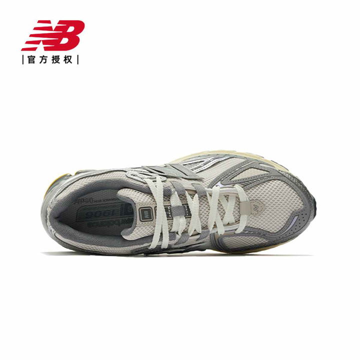 حذاء رياضي رمادي من New Balanceحذاء New Balance رياضي بلون رمادي مع تفاصيل أنيقة تعزز من جاذبيته. يتميز الحذاء بتصميم مريح مع نعل يوفر دعمًا ممتازًا عند المشي أو الجري، بالإضافة إلى نظام تهوية يسمسنيكرزNew balanceرفعةحذاء رياضي