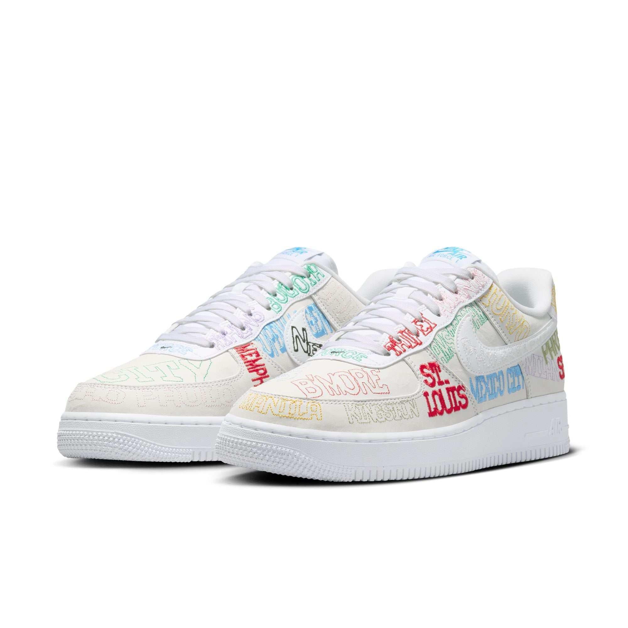 حذاء Nike Air Force 1 Low أبيض بتطريز ملون لمدن العالم.