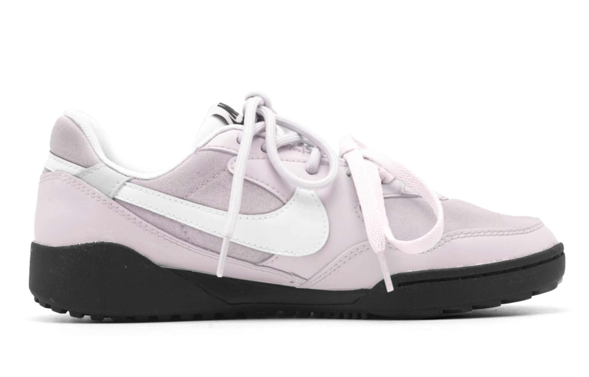 حذاء Nike كاجوال مريح باللون الوردي الفاتح.
