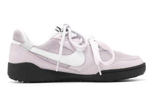 حذاء Nike كاجوال مريح باللون الوردي الفاتح.