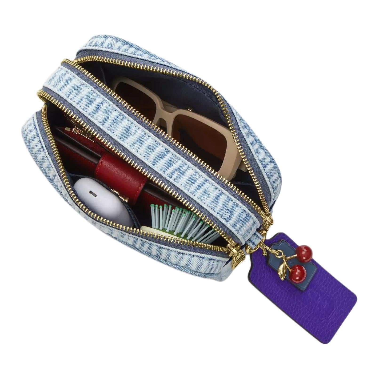 حقيبة Coach Camera Bag من قماش Denim باللون الأزرق.