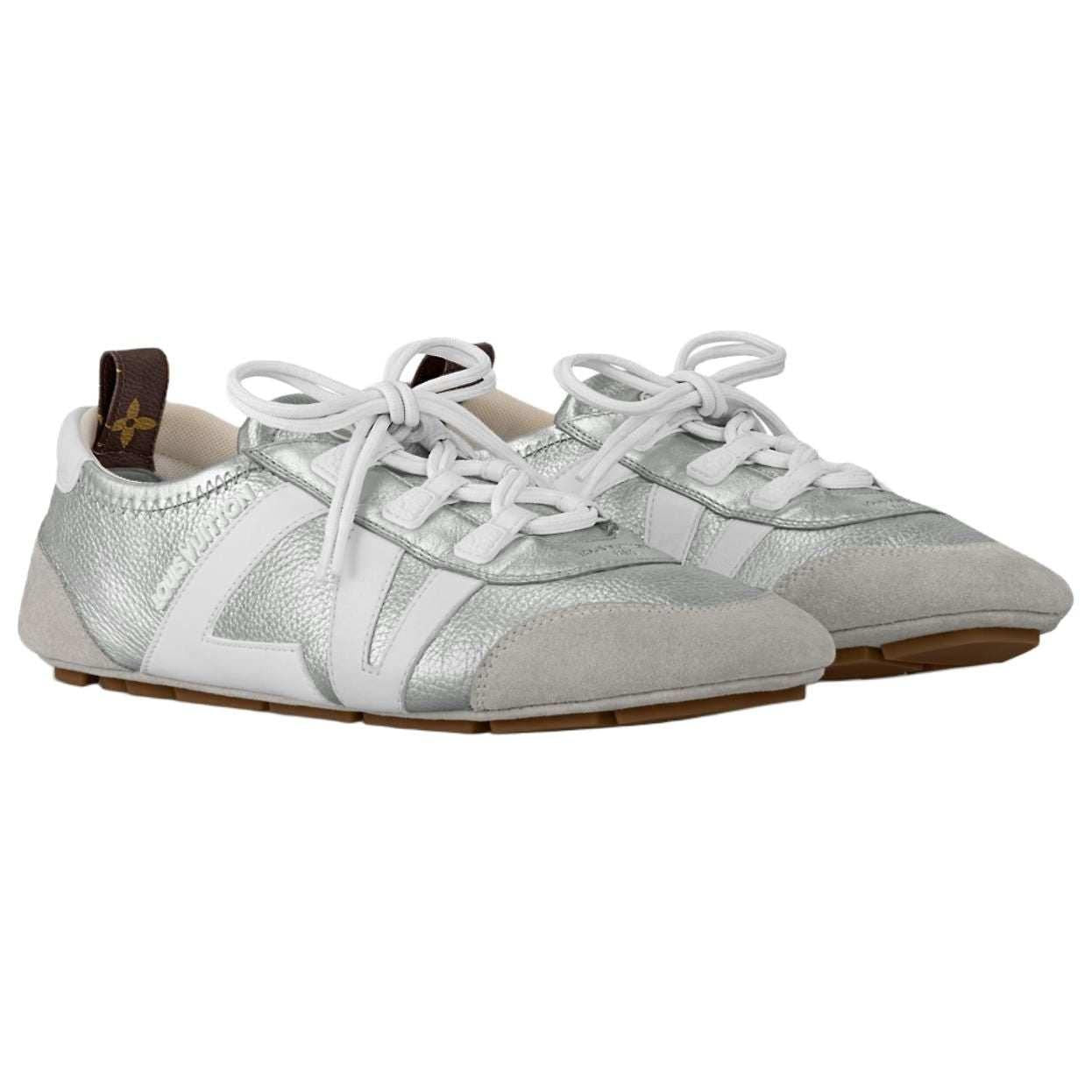 حذاء Sneakers Louis Vuitton باللون الفضي الميتاليك والأبيض.