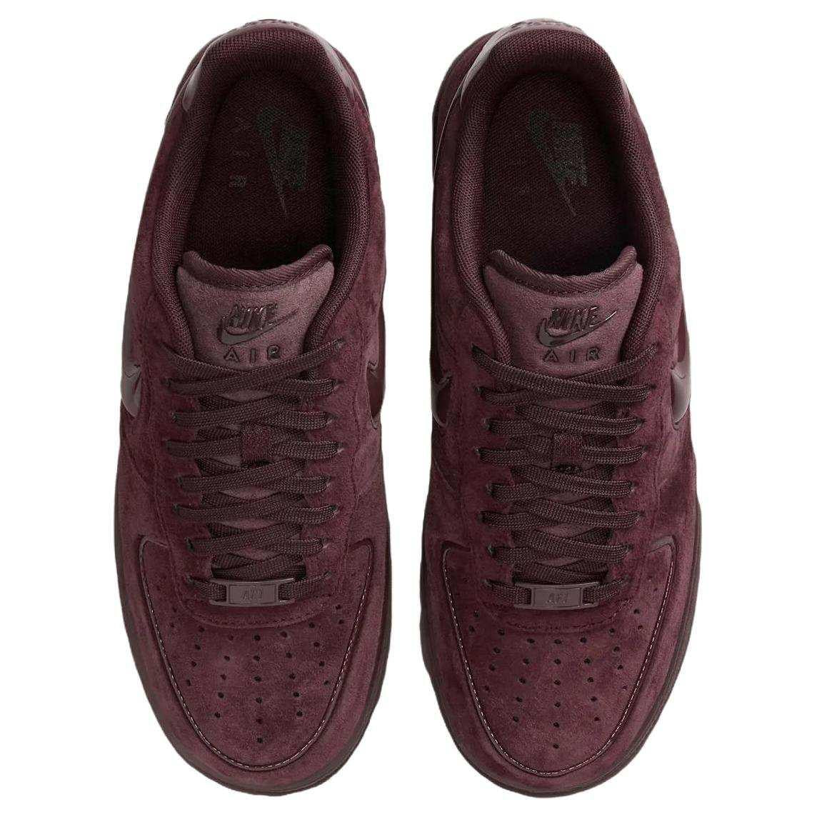 حذاء Nike Air Force 1 شامواه بلون عنابي فاخر.