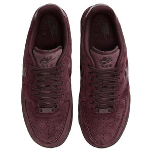حذاء Nike Air Force 1 شامواه بلون عنابي فاخر.