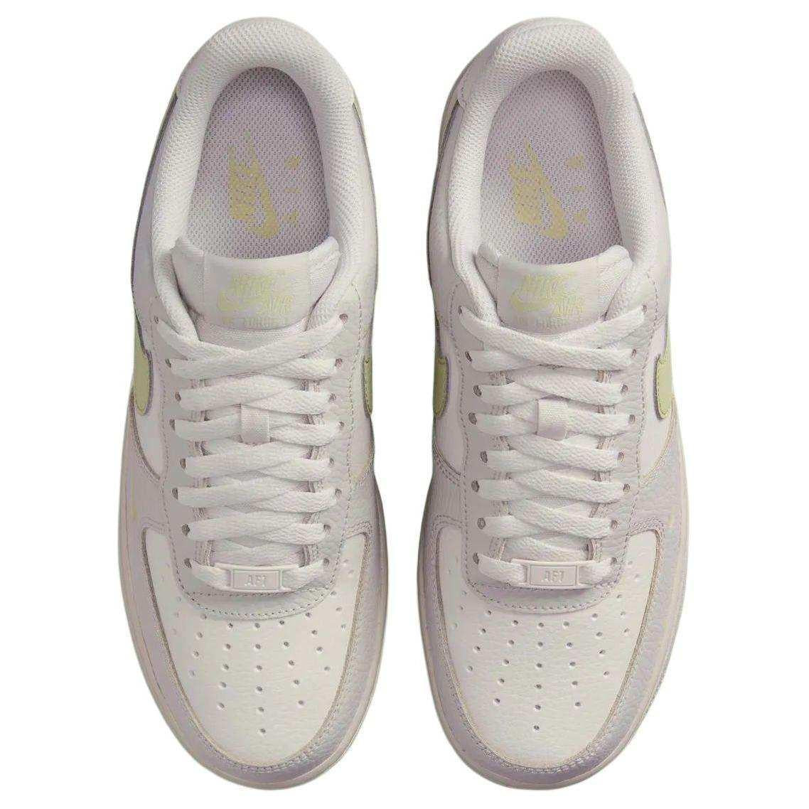 حذاء Nike Air Force 1 رياضي باللون البيج والزيتي.