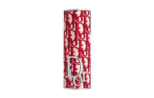 أحمر شفاه Dior Addict بعبوة بتصميم Oblique الأحمر.