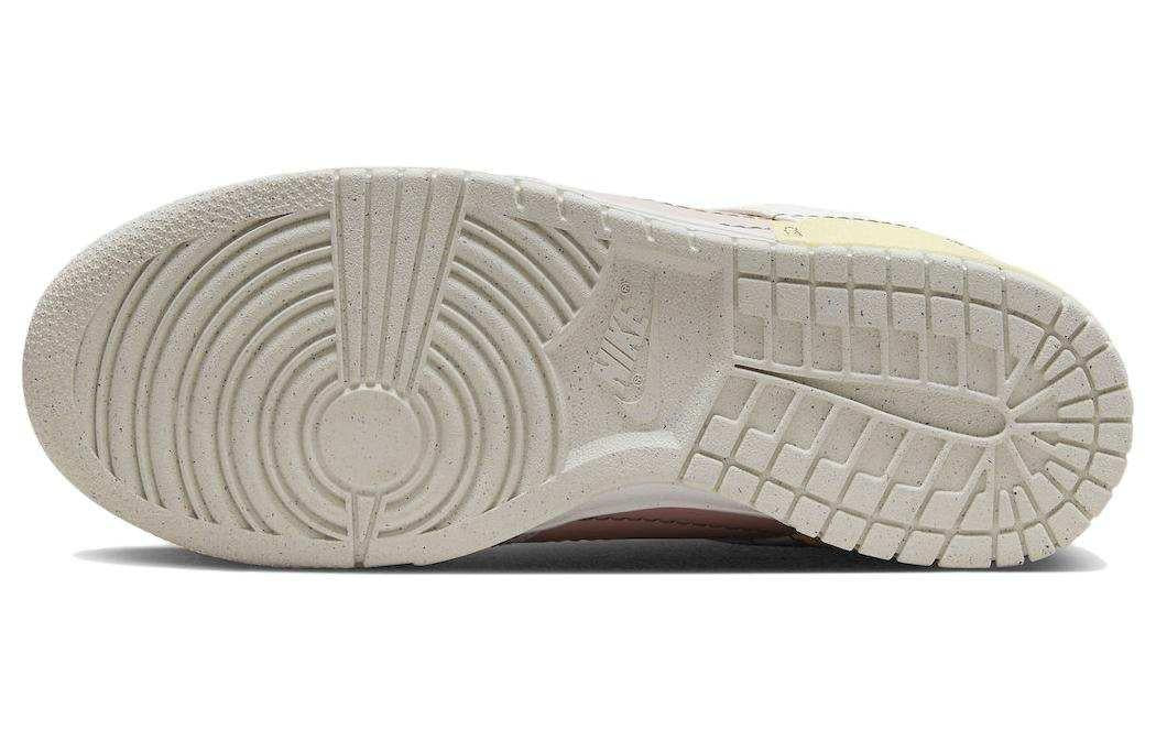 حذاء Nike Dunk Low Disrupt 2 وردي وأصفر.