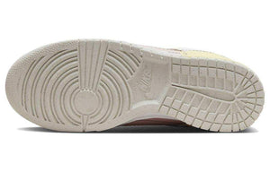 حذاء Nike Dunk Low Disrupt 2 وردي وأصفر.