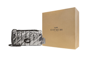 حقيبة كتف Coach مبطنة لون فضي.