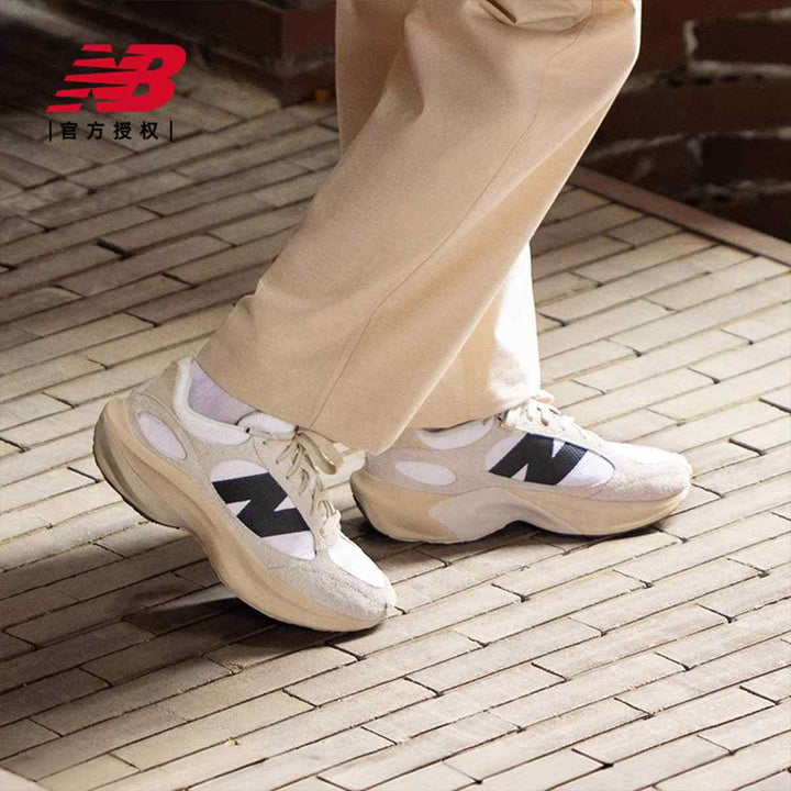 حذاء رياضي من New Balanceحذاء رياضي من New Balance، يأتي بتصميم أنيق وبسيط بلون أبيض مع تفاصيل سوداء بارزة. يتميز بنعل مريح وسميك يضمن الثبات والتوازن أثناء الحركة. يتناسب مع الأنشطة اليوميةسنيكرزNew balanceرفعةحذاء رياضي