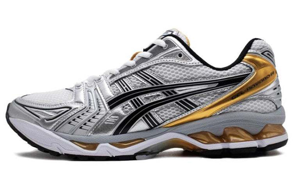 حذاء رياضي Asics Gel-Kayano 14 بتصميم فضي مع خطوط سوداء ولمسات ذهبية ويوفر دعم ووسادة مريحة لجري يومي أنيق