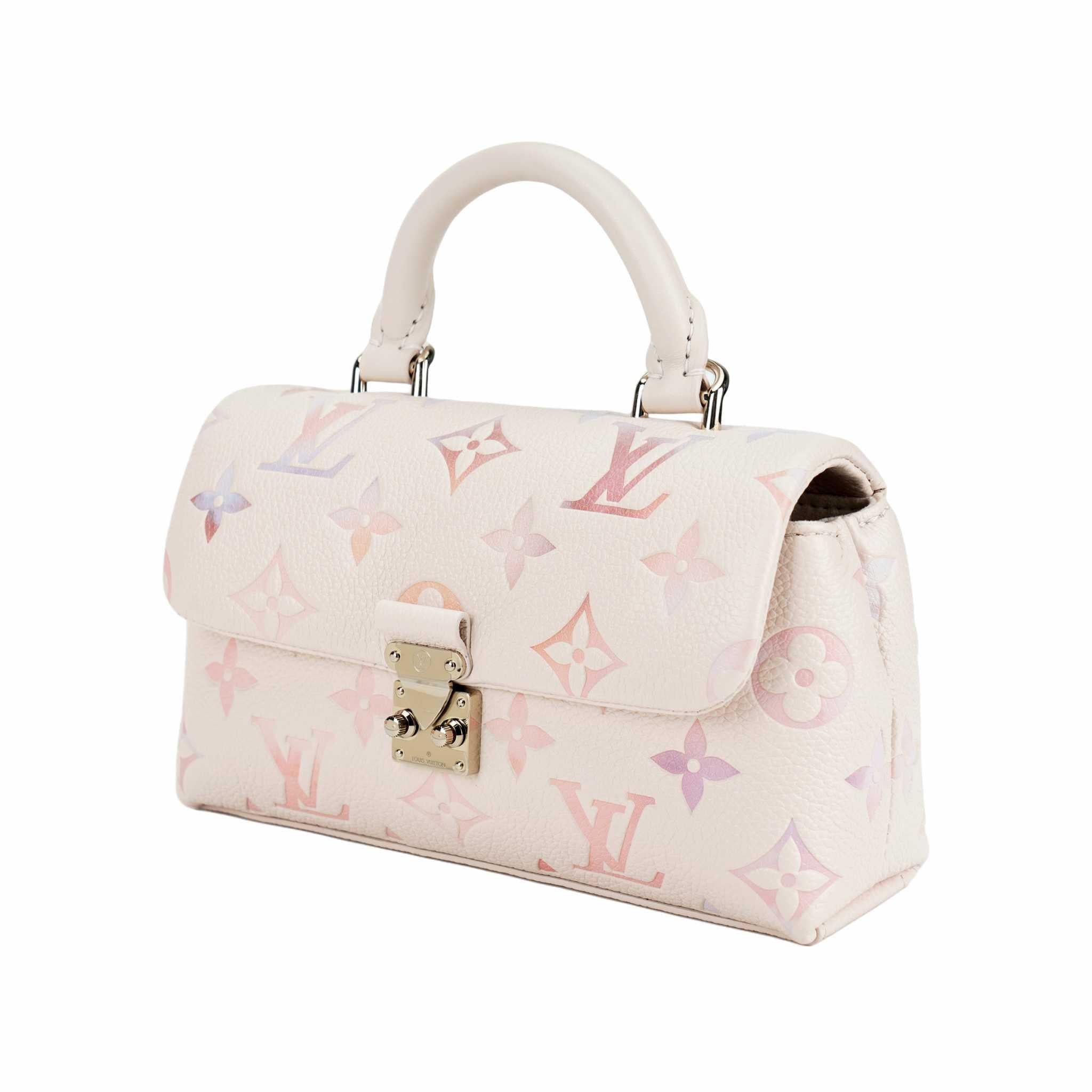 حقيبة Louis Vuitton Monogram بألوان باستيل متدرجة.