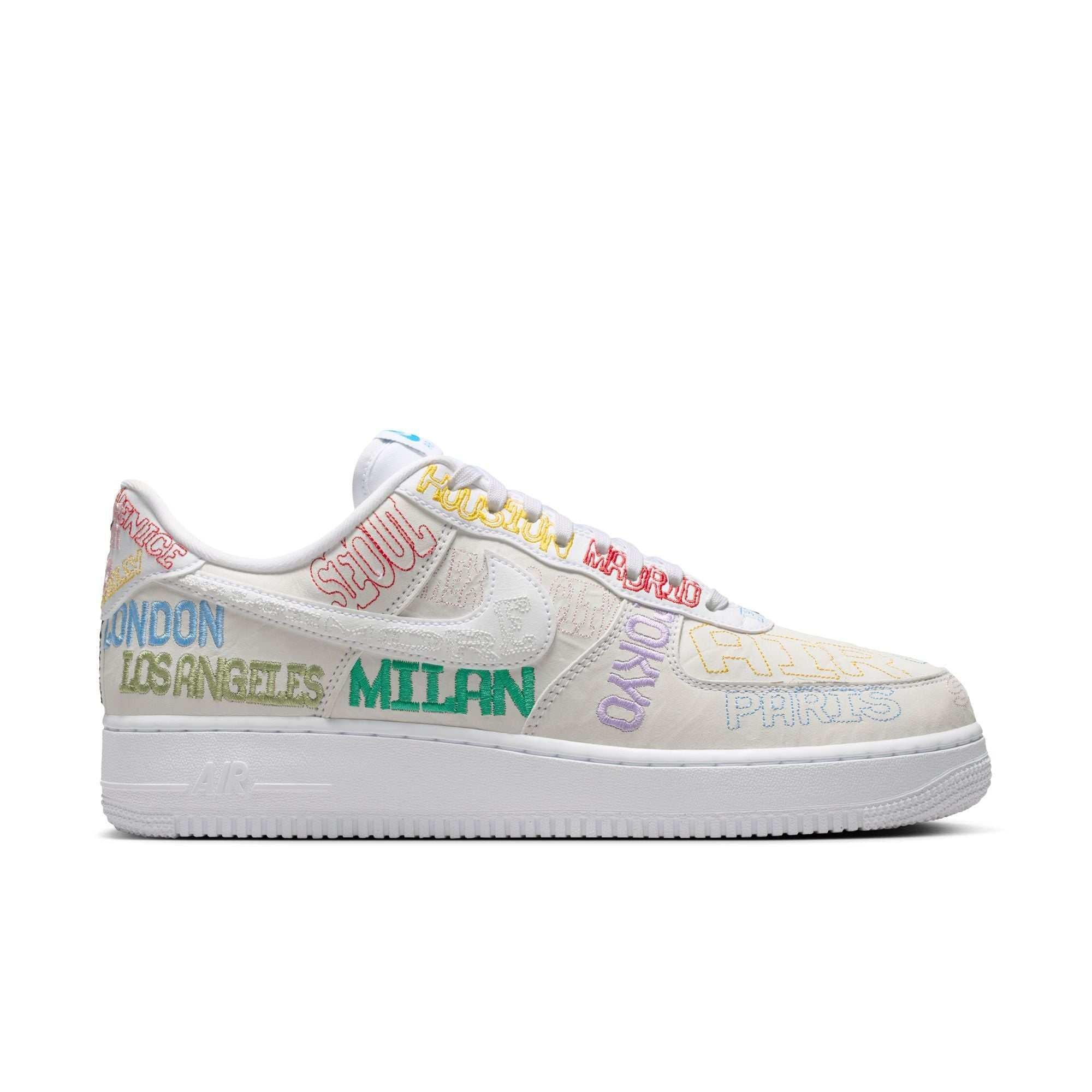 حذاء Nike Air Force 1 Low أبيض بتطريز ملون لمدن العالم.