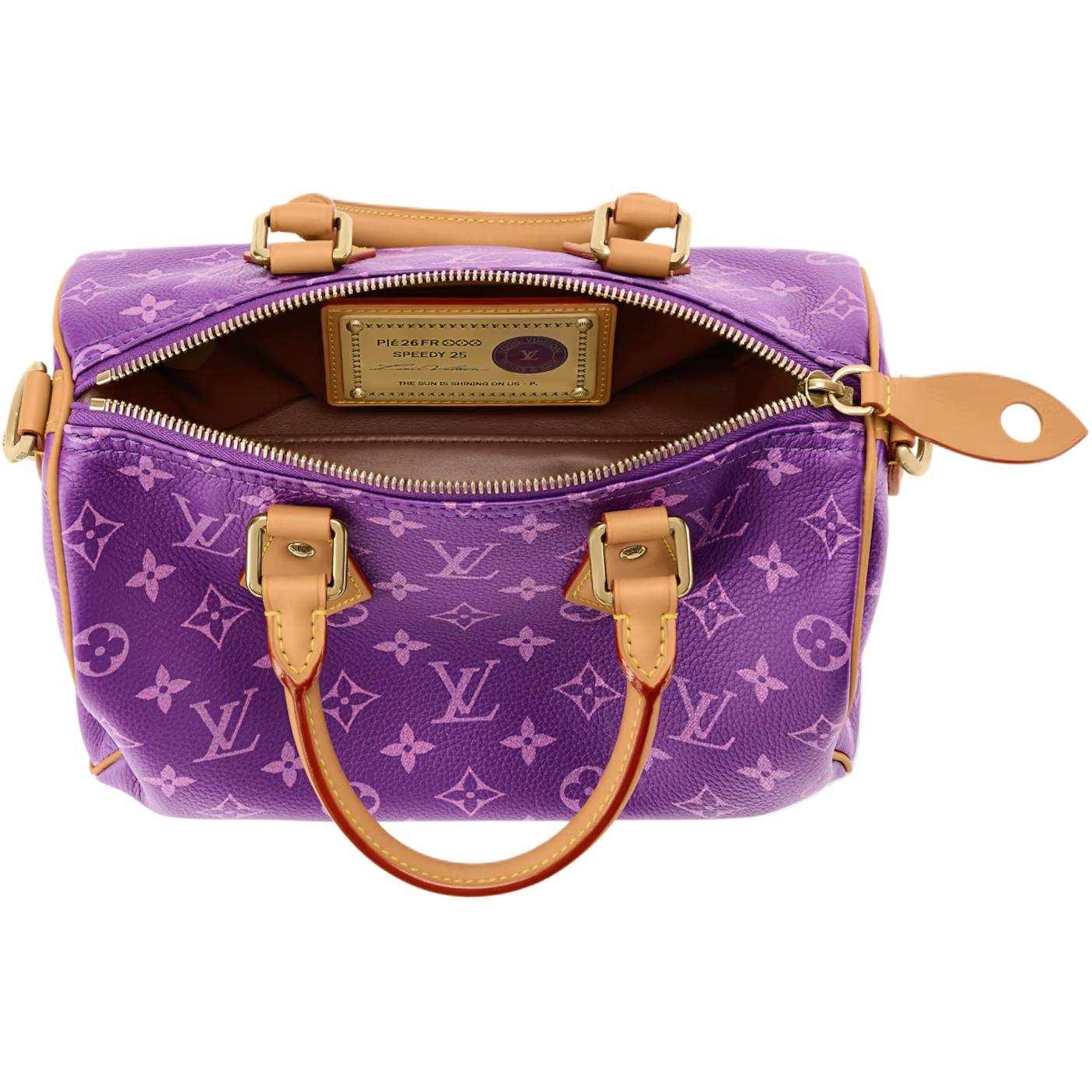 حقيبة Speedy 25 من Louis Vuitton باللون البنفسجي المميز.
