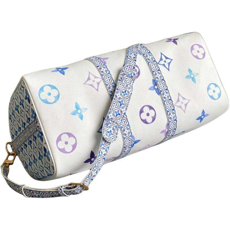 حقيبة سفر Travel Bag من Louis Vuitton بتصميم أزرق وأبيض فاخر.