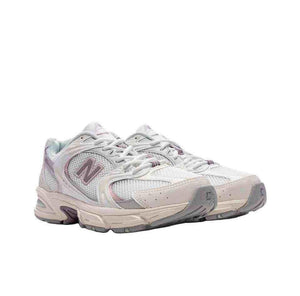 حذاء New Balance 530 رياضي بتصميم عصري باللون الأبيض والبنفسجي.
