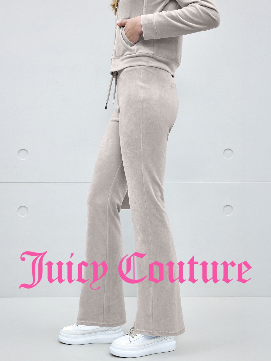 بنطال مخمل نسائي Juicy Couture واسع الأسفل بأحجار لامعة - رفعة