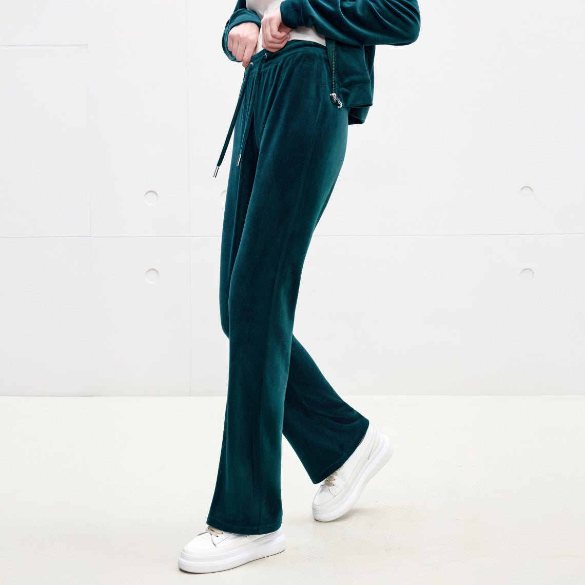 بنطال مخمل نسائي Juicy Couture واسع الأسفل بأحجار لامعة - رفعة