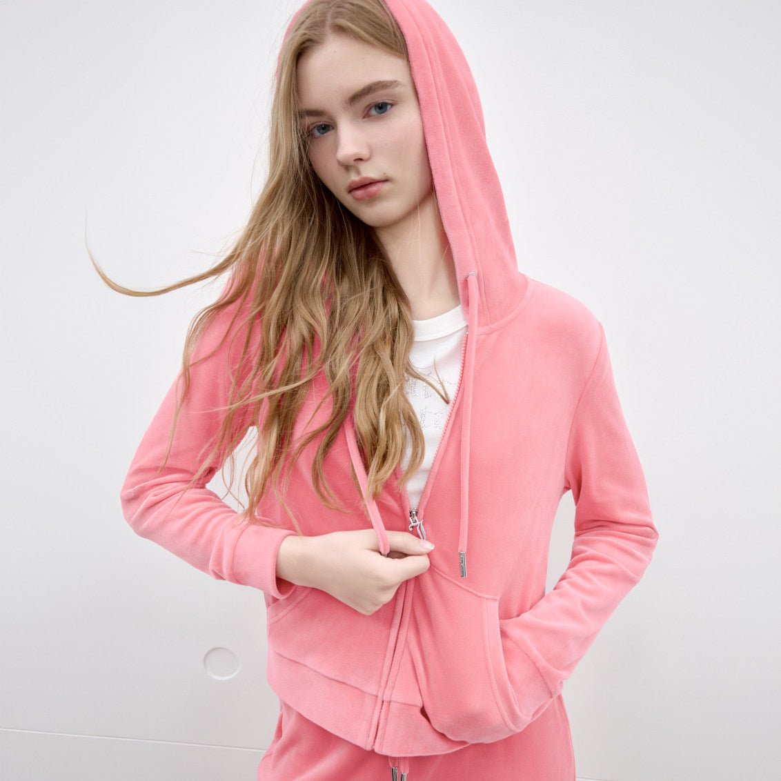 بنطال مخمل نسائي Juicy Couture واسع الأسفل بأحجار لامعة - رفعة