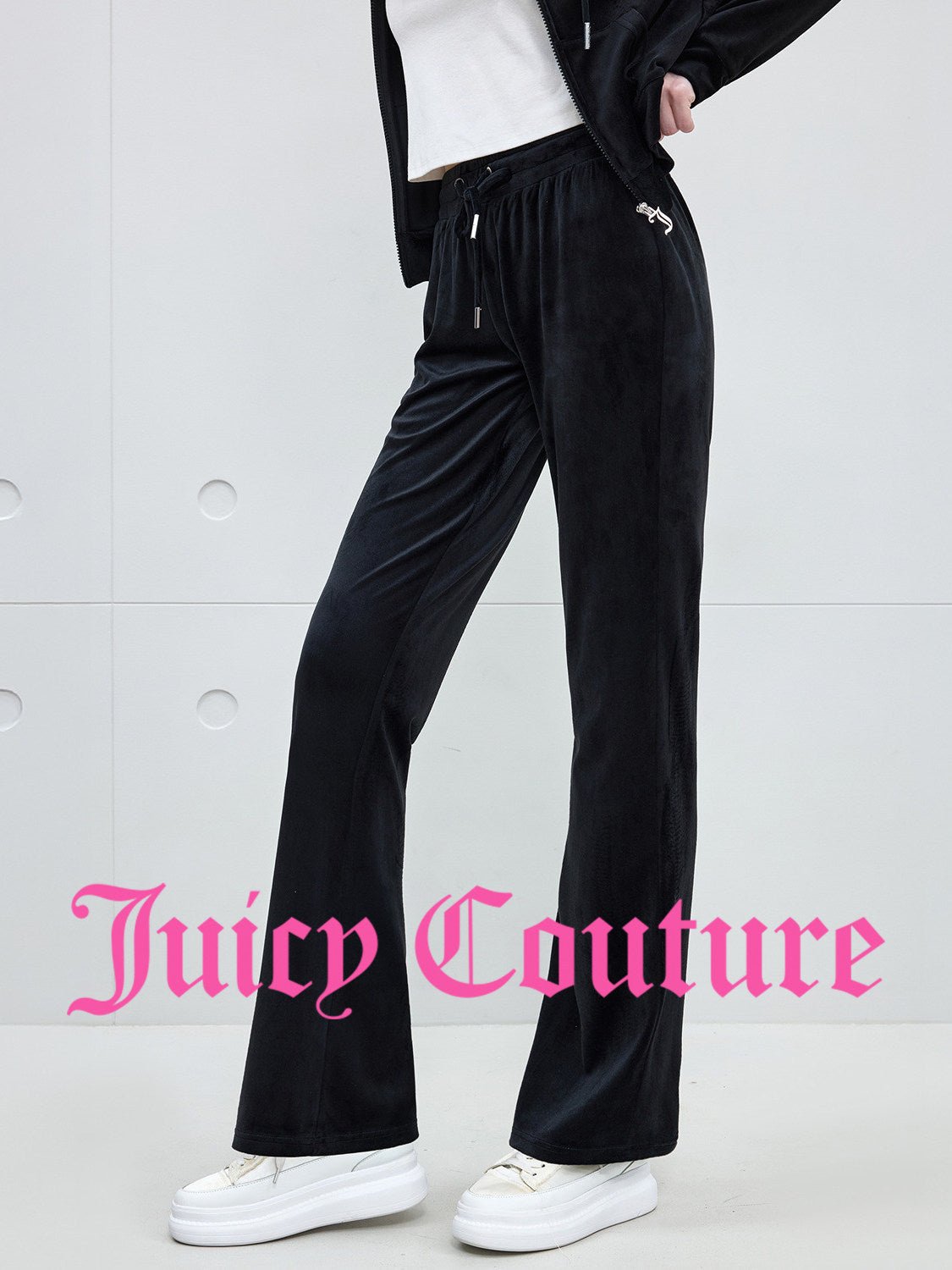 بنطلون مخمل نسائي Juicy Couture بقصة واسعة من الأسفل وزينة لامعة - رفعة