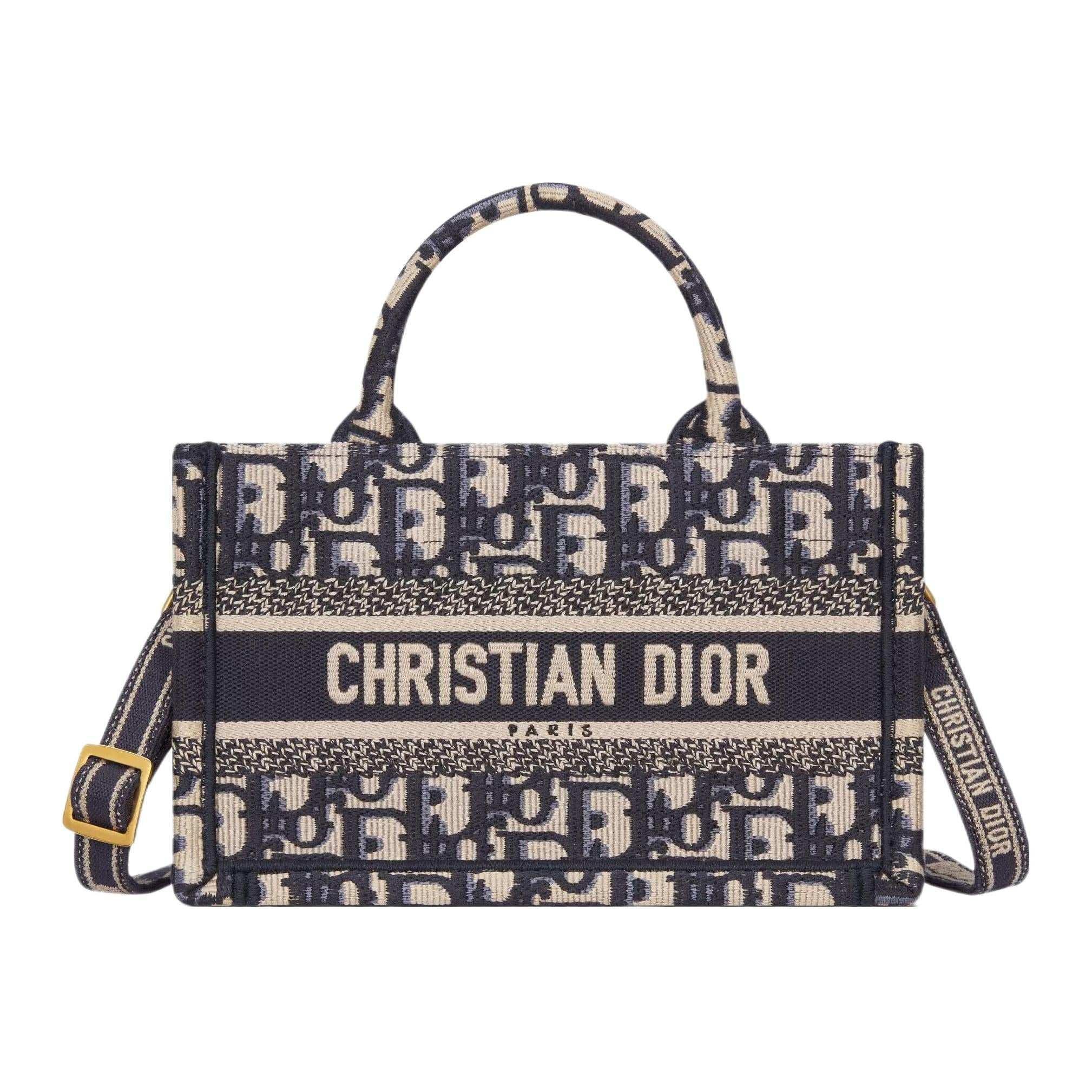 DIOR Mini حقيبة Dior Book Tote بحجم ميني
تطريز نمط ديور أوبليك الأزرق (‎7,5 x 13 x 21,5 سم).