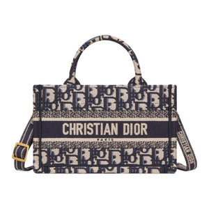 DIOR Mini حقيبة Dior Book Tote بحجم ميني
تطريز نمط ديور أوبليك الأزرق (‎7,5 x 13 x 21,5 سم).