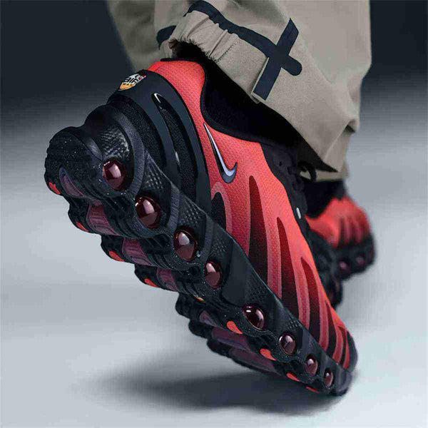 نايك اير ماكس دي ان 8 حذاء رجالي أحمر بأسلوب ديناميكي وتوسيد هواء، مثالي للحركة الرشيقة.