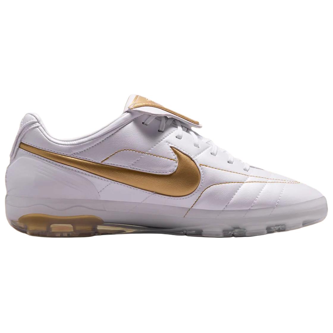 حذاء Nike Tiempo R10 باللون الأبيض والذهبي حذاء كرة قدم