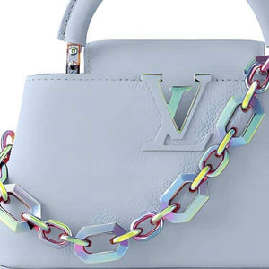 حقيبة Louis Vuitton Capucines لون أزرق بسلسلة Iridescent.