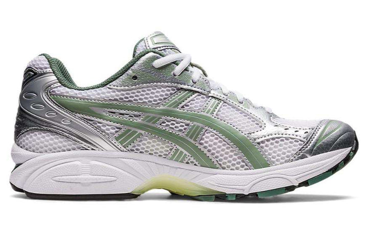 حذاء Asics Gel-Kayano 14 بتصميم شبكي أبيض مع لمسات فضية وخضراء لأداء ركض مريح وثابت