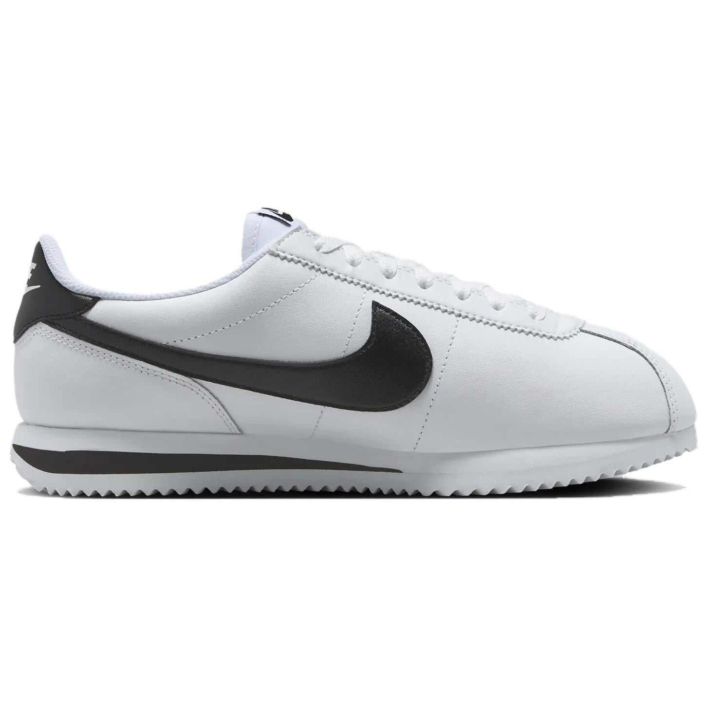 حذاء Nike Cortez كلاسيكي باللونين الأبيض والأسود.