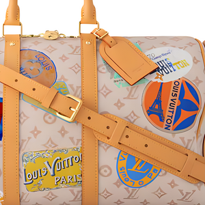 حقيبة سفر Louis Vuitton Keepall بملصقات السفر الملونة.