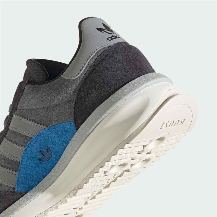 Adidas Clover SL 72 shoe with classic design and BOOST technology, featuring elegant colors and suede accents.