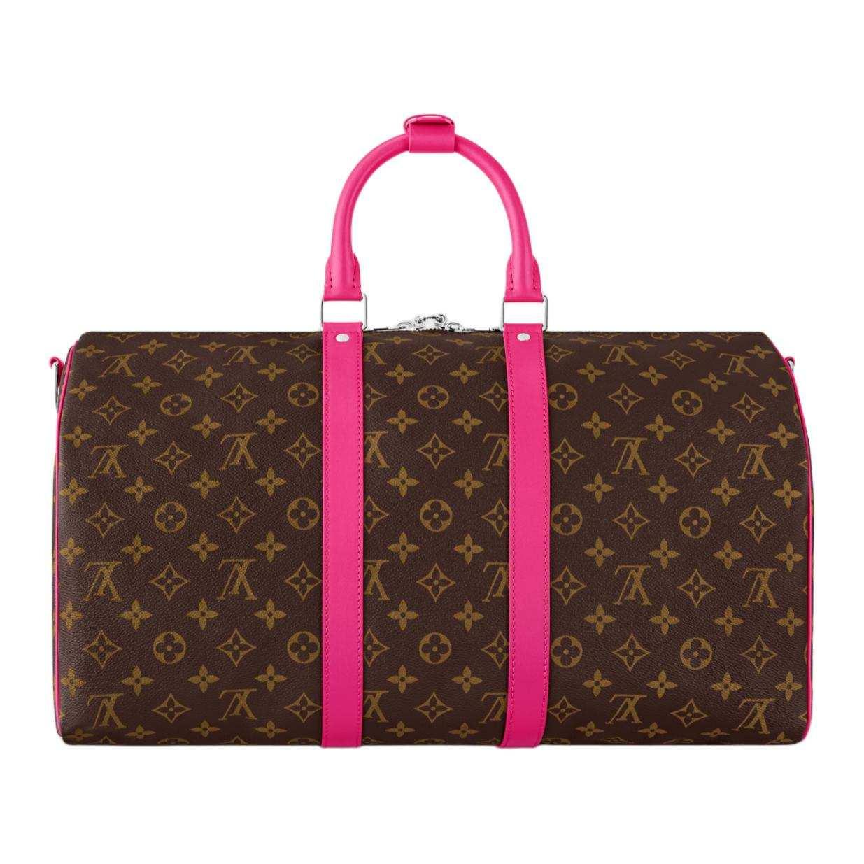حقيبة سفر Louis Vuitton Keepall بتفاصيل باللون الوردي.