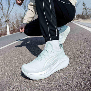 حذاء جري ASICS Gel-Nimbus 27 مريح بلون Pure Aqua.