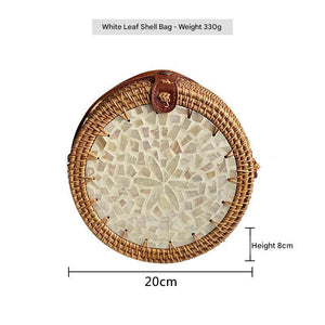 حقيبة دائرية Rattan Bag مزينة بصدف طبيعي يدوي الصنع.