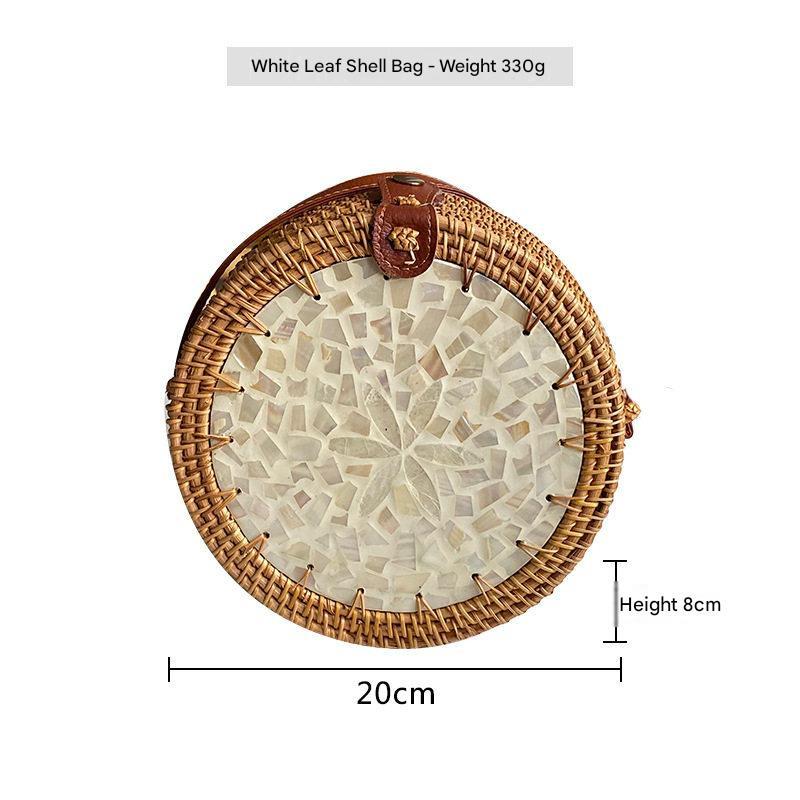 حقيبة دائرية Rattan Bag مزينة بصدف طبيعي يدوي الصنع.