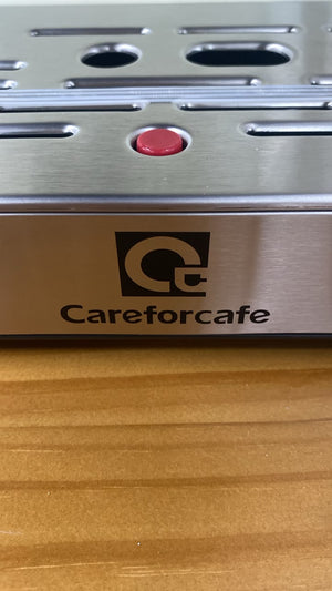 شعار العلامة التجارية Careforcafe على الهيكل المعدني لـ آلة قهوة Careforcafe logo detail.